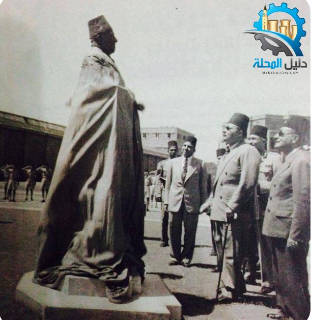صوره للملك فاروق فى نادى و شركة غزل المحلة أثناء ازاحة الستار من فوق تمثال طلعت باشا حرب 